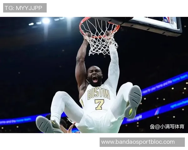 杰伦布朗首节火力全开半场表现出色砍下16分助球队稳住局势